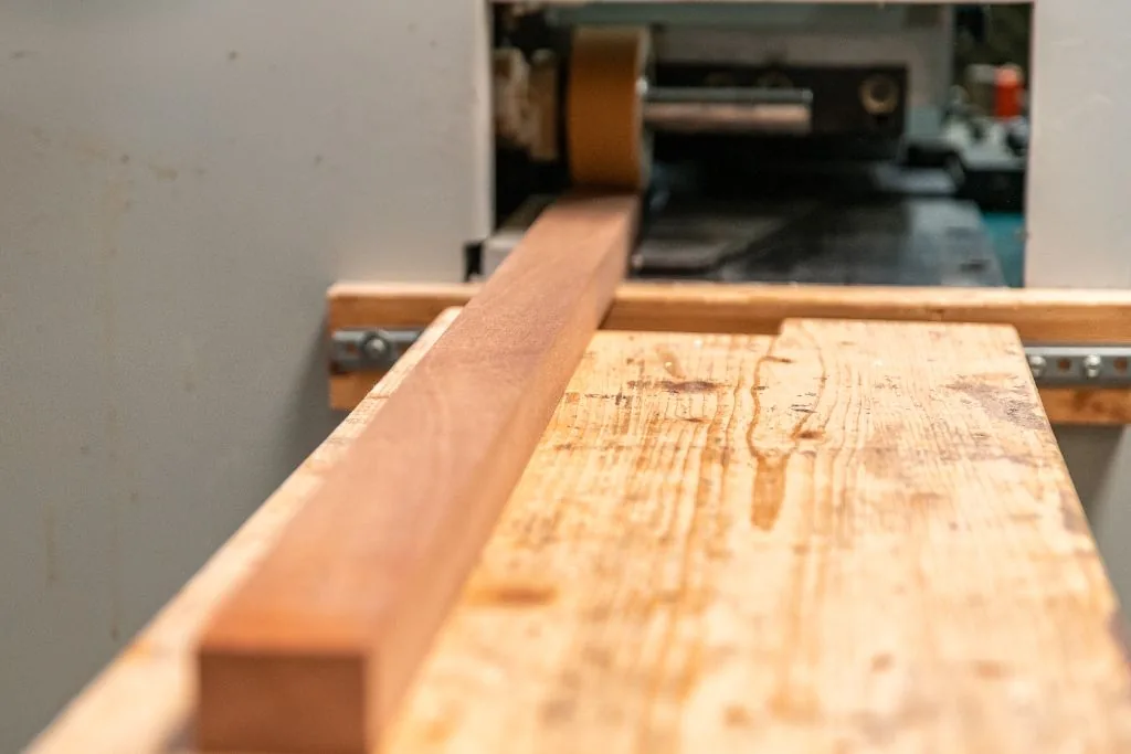 Atelier Planforet Saint-Étienne : rabotage et usinage bois massif sur machines professionnelles - Savoir-faire menuiserie depuis 1936