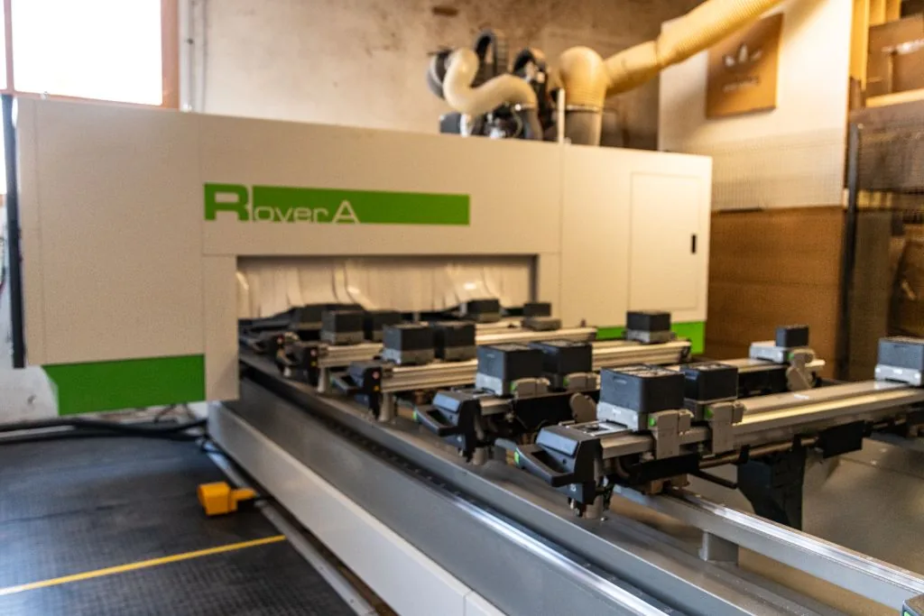 Centre d'usinage CNC Biesse Rover A - Atelier Planforet Saint-Étienne : machine à commande numérique 5 axes pour projets d'architectes haut de gamme