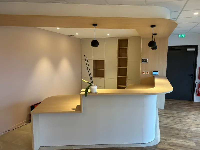 Banque d'accueil arrondie - fabrication sur mesure Planforet Saint-Étienne