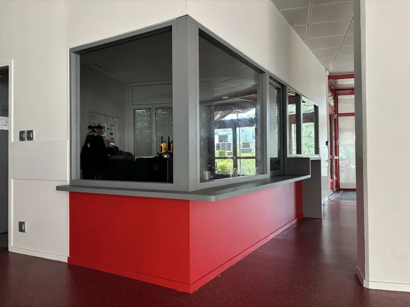 Banque avec vitrage - menuisier agenceur Saint-Étienne Loire