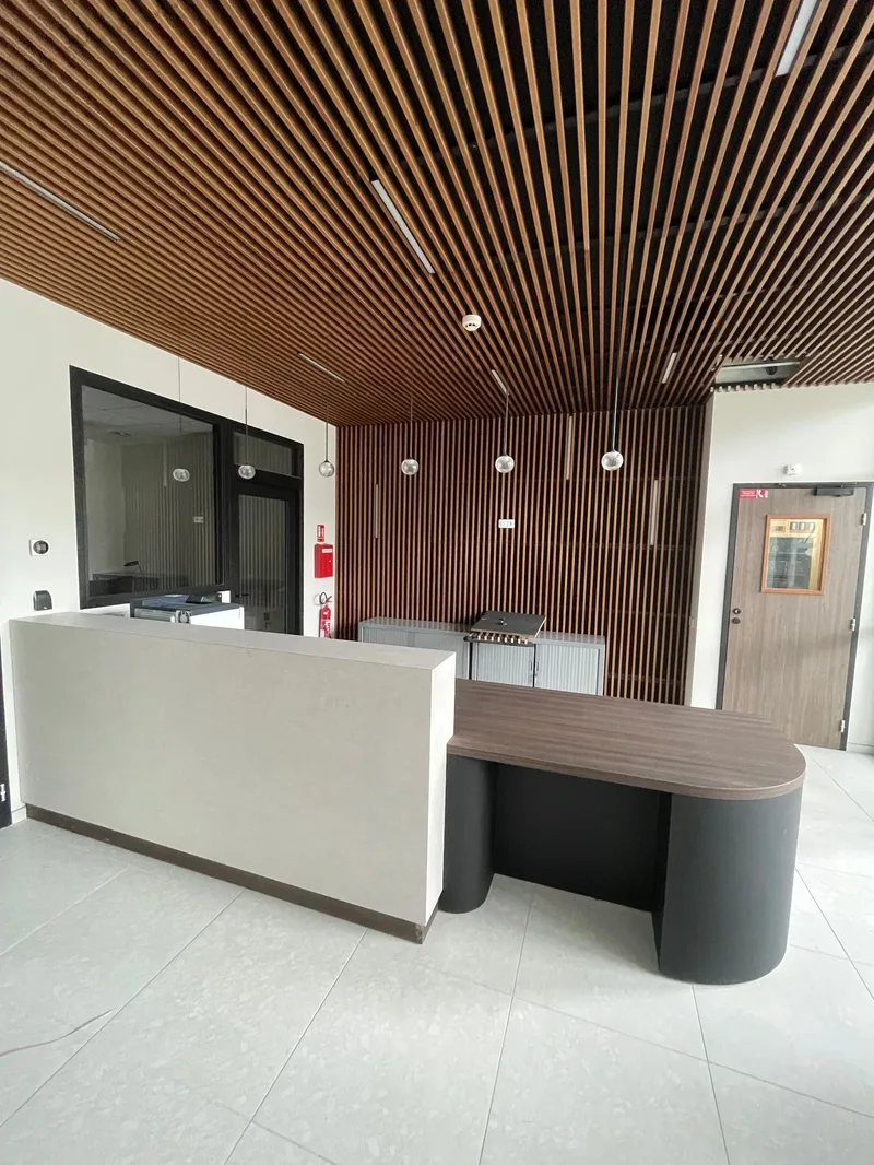 Banque d'accueil - réalisation Planforet menuisier Loire