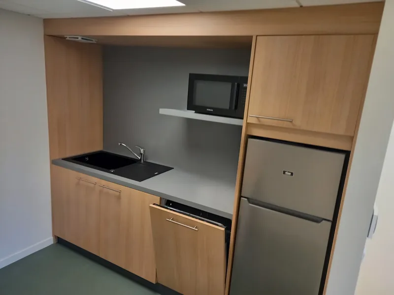 Kitchenette bois - savoir-faire ébénisterie Planforet Loire