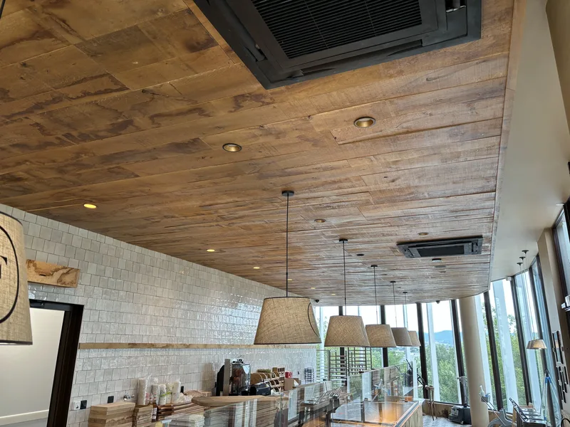 Plafond bois restaurant - réalisation menuiserie Planforet Saint-Étienne