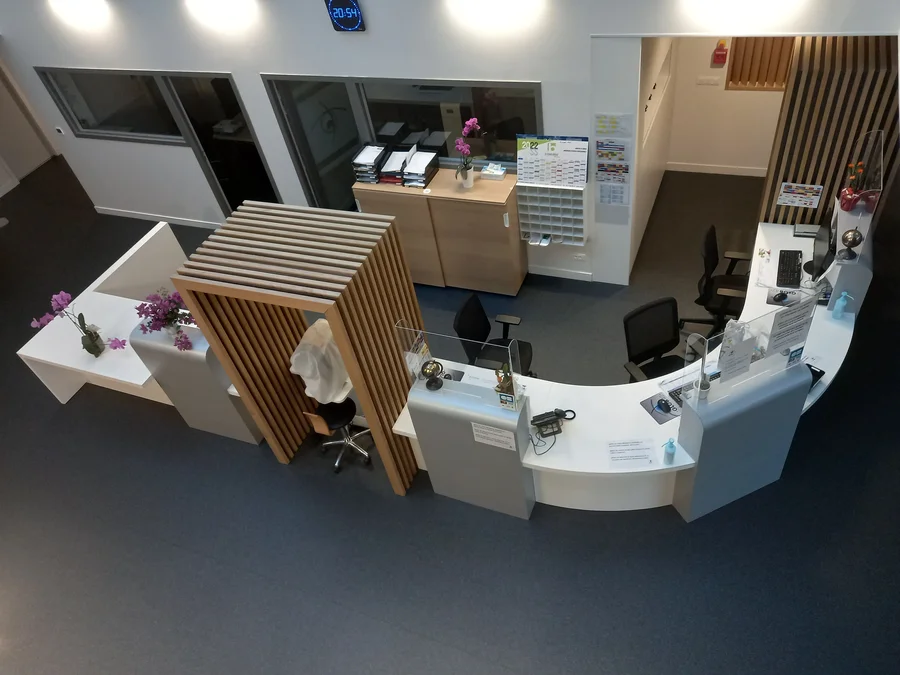 Banque d'accueil avec claustra bois - fabrication sur mesure Planforet Saint-Étienne