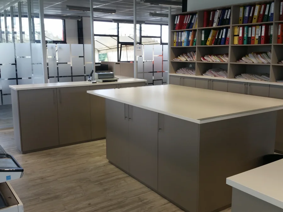 Agencement open space mobilier bureau bois - artisan menuisier Loire Planforet