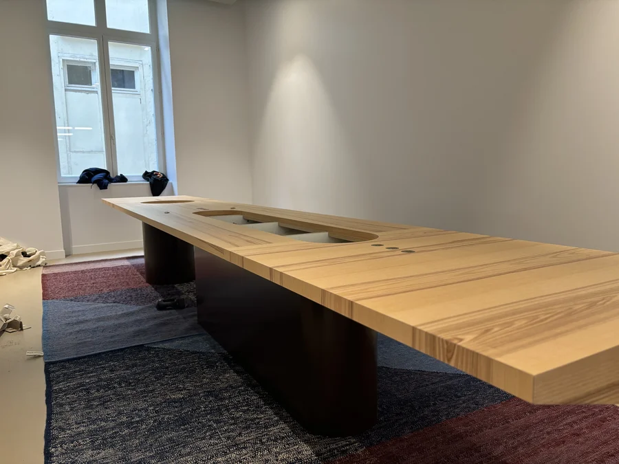 Table de conférence bois massif sur mesure - menuiserie Planforet Saint-Étienne Loire