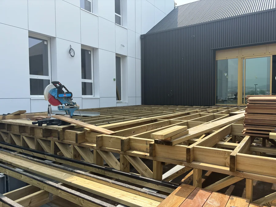 Pose terrasse bois chantier - menuisier agenceur Saint-Étienne Planforet