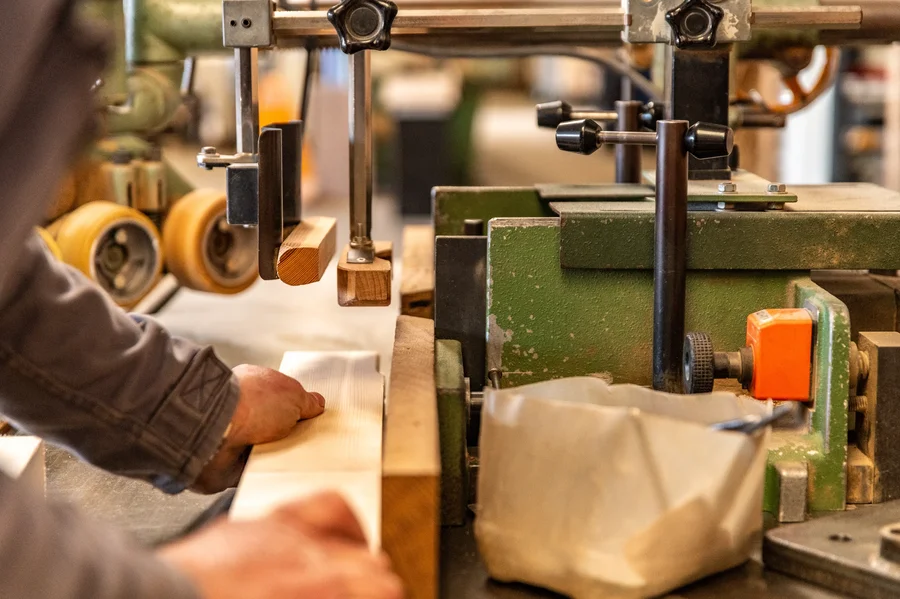 Menuisier à la scie ruban atelier - savoir-faire Planforet depuis 1936 Loire